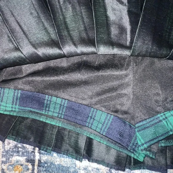 Green and Black pleated skirt - Picture 3 of 4